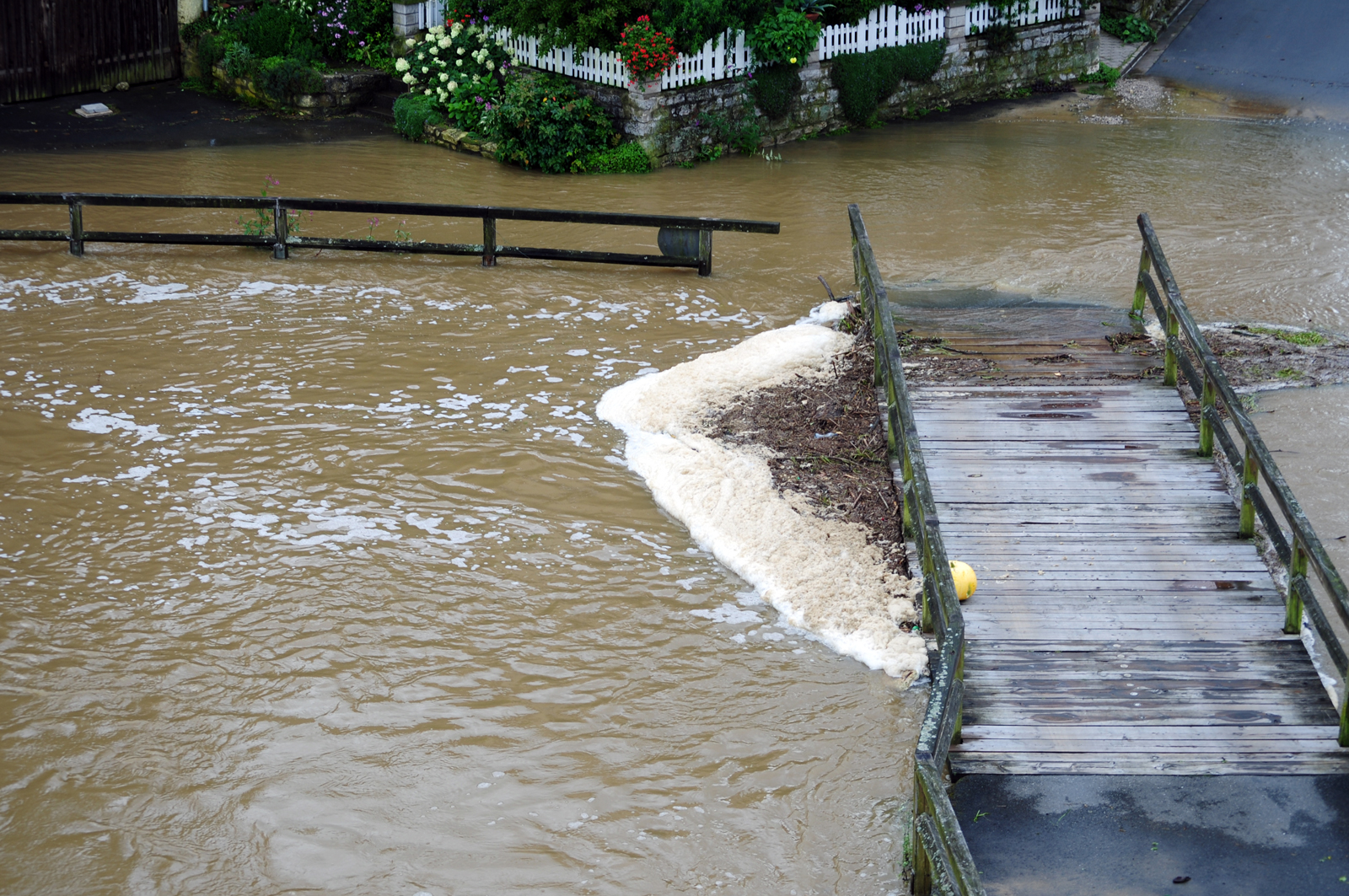 Vieles wurde vom Hochwasser mitgerissen und blieb an der Holzbrücke hängen Vieles wurde vom Hochwasser mitgerissen und blieb an der Holzbrücke hängen