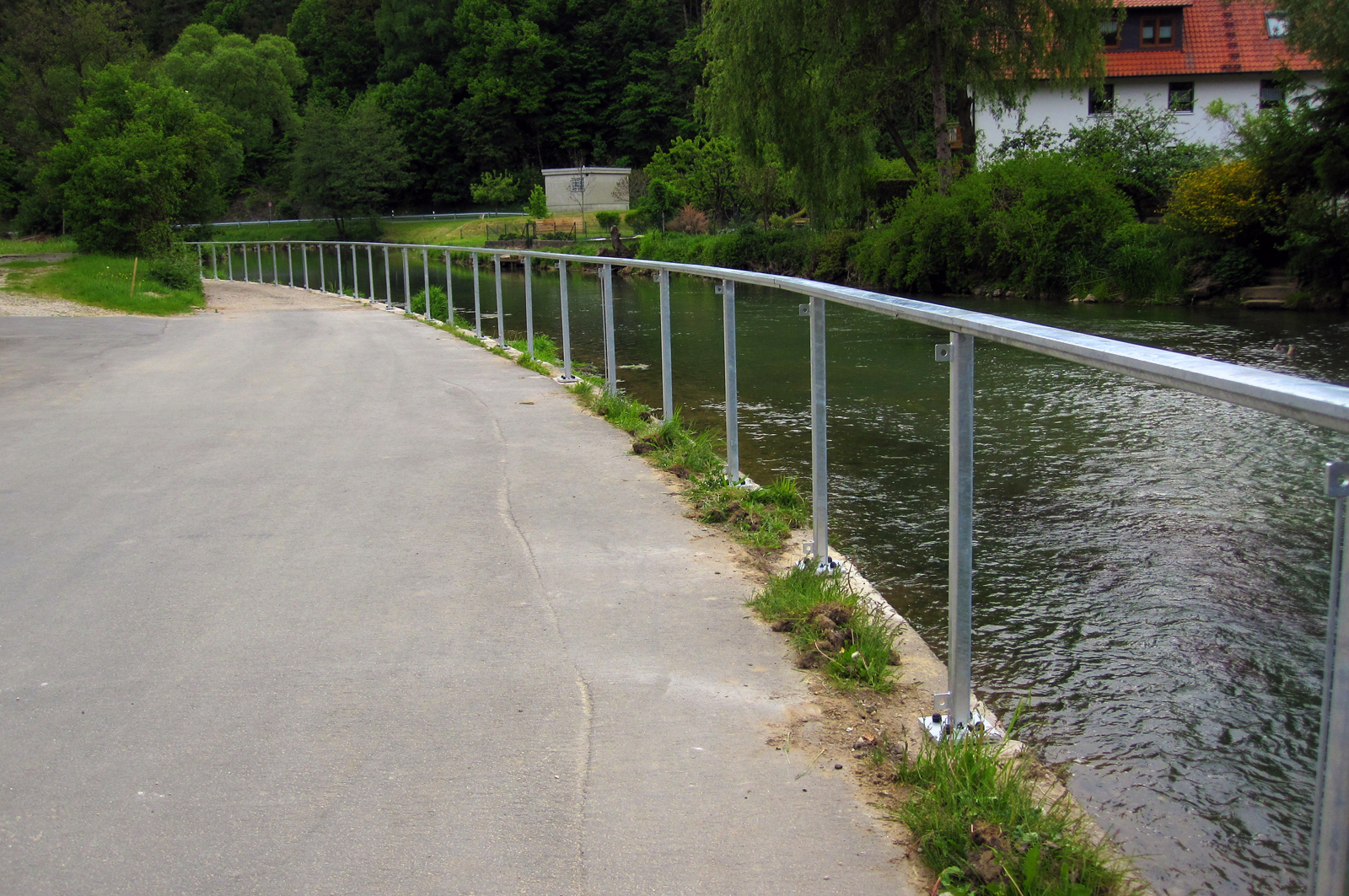 Das Stahlgeländer an der Auberg-Seite gegenüber von der Mühle