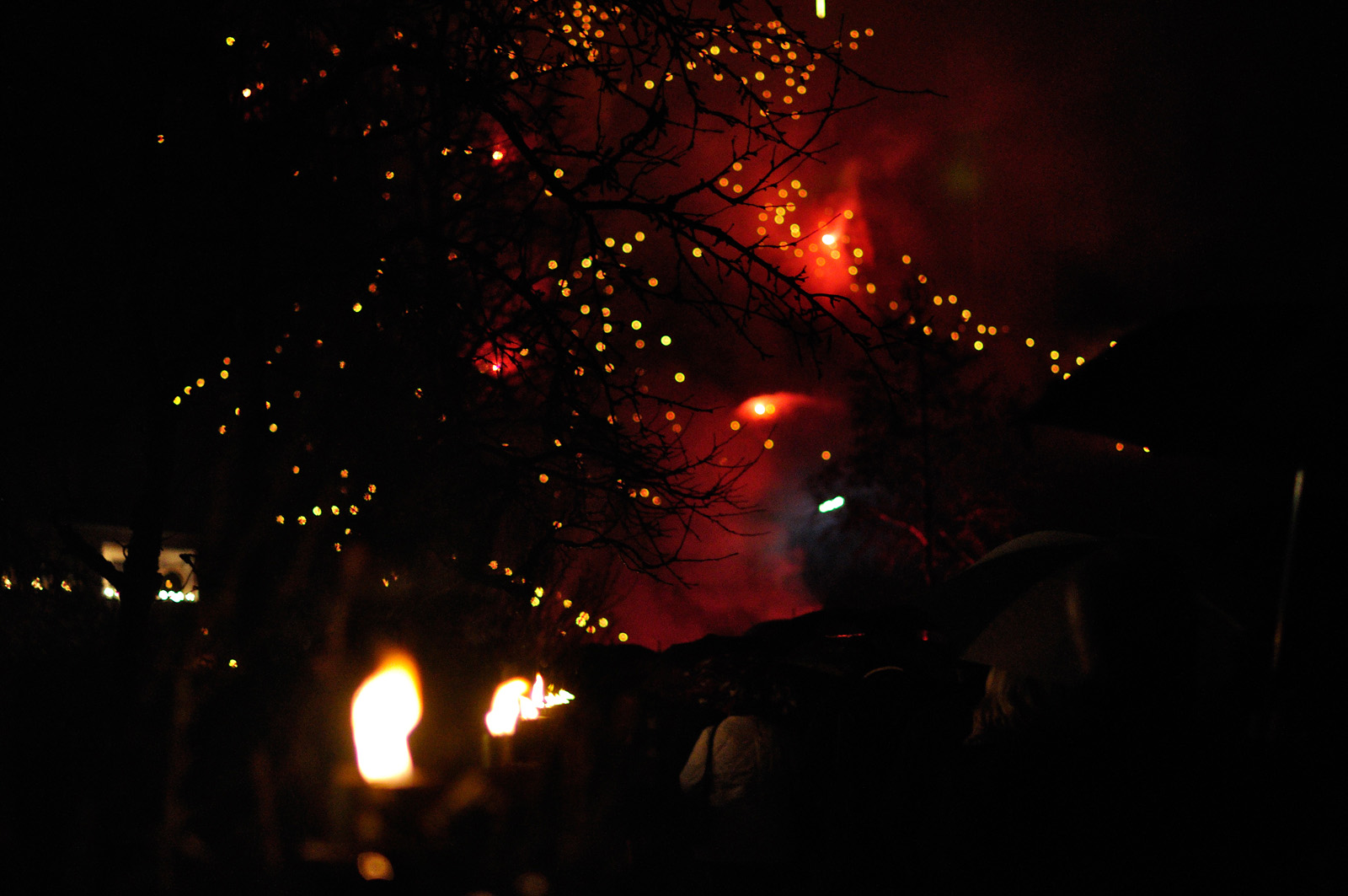 Ein Blick von der Tucherbräu Richtung geschmückter Felswand beim Brunnenweg