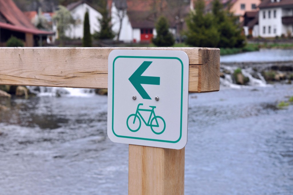 Das Radwegschild an der Holzbrücke zur Nankendorfer Mühle
